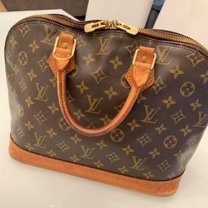 Authentic Louis Vuitton monogram Alma Pm